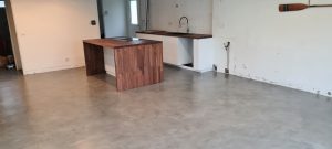 Sol en Béton ciré gris clair dans une maison de Bordeaux