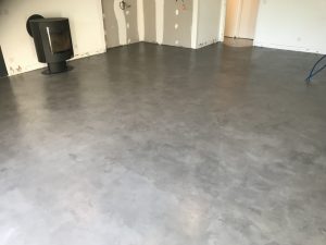 Sol en Béton ciré gris clair dans une maison de Bordeaux