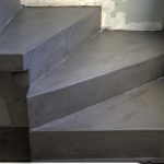 Détail d'un escalier en Béton Ciré gris anthracite