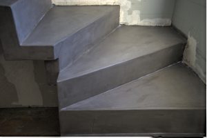 Détail d'un escalier en Béton Ciré gris anthracite