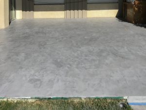 Terrasse en Béton Ciré gris sur un carrelage