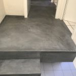 Escalier en Béton Ciré fondu dans le couloir auquel il mène