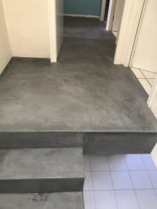 Escalier en Béton Ciré fondu dans le couloir auquel il mène