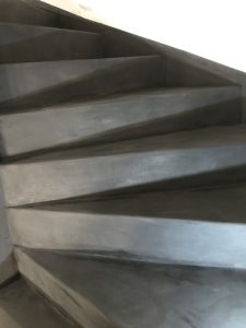 Marches d'escalier en Béton Ciré gris anthracite