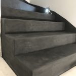 Escalier noir en Béton Ciré dans une maison proche de Bordeaux