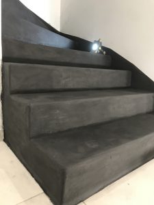 Escalier noir en Béton Ciré dans une maison proche de Bordeaux