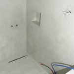 Douche à l'italienne en Béton Ciré blanc dans une salle d'eau sans fenêtre