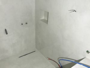 Douche à l'italienne en Béton Ciré blanc dans une salle d'eau sans fenêtre