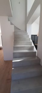 Vue d'ensemble d'un escalier recouvert de Béton Ciré