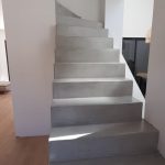 Vue d'ensemble d'un escalier recouvert de Béton Ciré