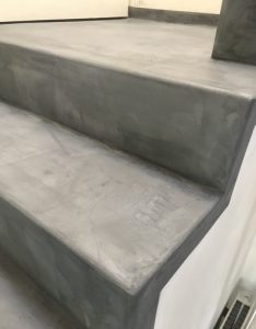 Gros plan sur un escalier en Béton Ciré gris anthracite