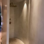 Douche à l'italienne arrondie en Béton Ciré blanc