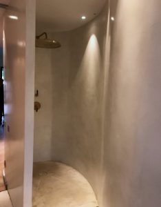 Douche à l'italienne arrondie en Béton Ciré blanc