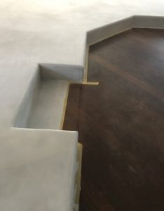 Marche de séparation entre pièces en Béton Ciré