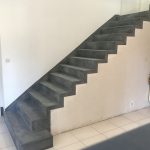 Escalier gris anthracite avec au bord, sur-épaisseur des marches