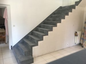 Escalier gris anthracite avec au bord, sur-épaisseur des marches