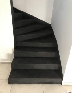 Escalier en Béton Ciré noir à Artigues près de Bordeaux