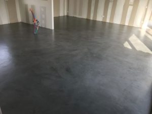 Béton Ciré gris anthracite dans une maison neuve de Cadillac en Gironde