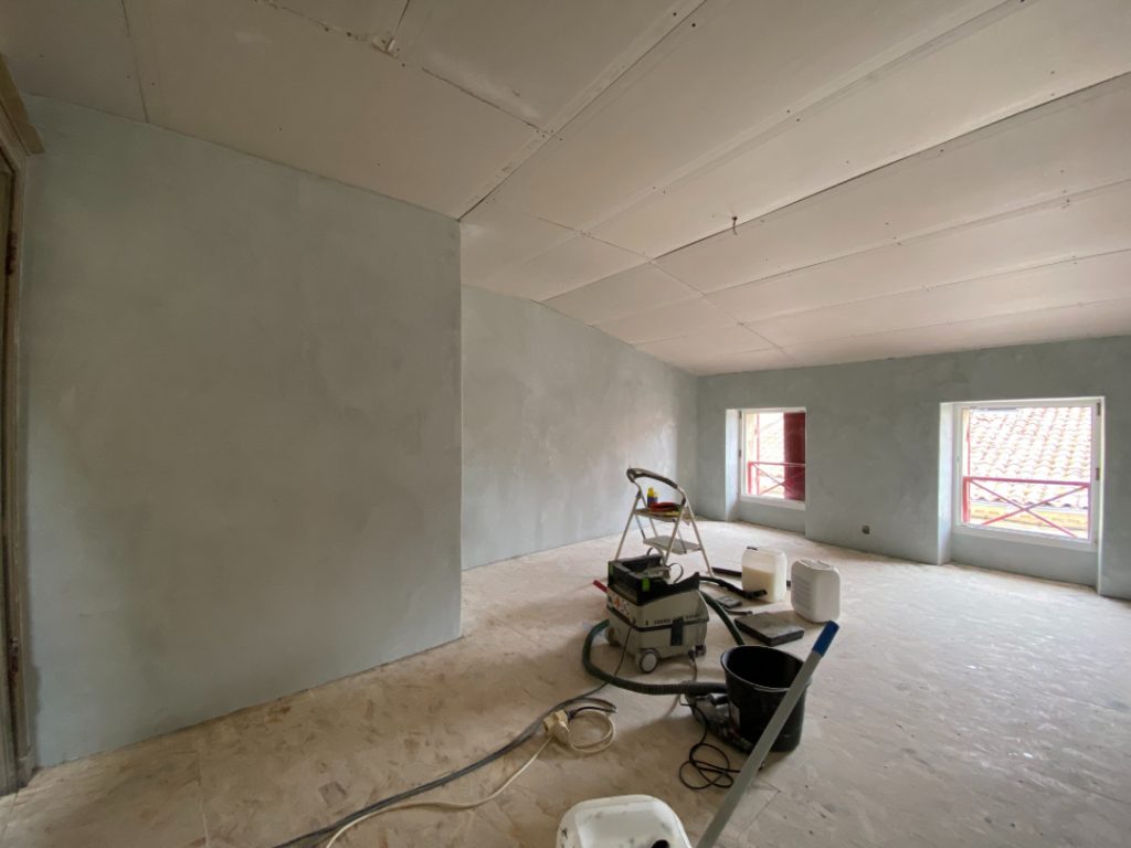 Rénovation totale d'une maison du Médoc, murs et sol en Béton Ciré sur OSB